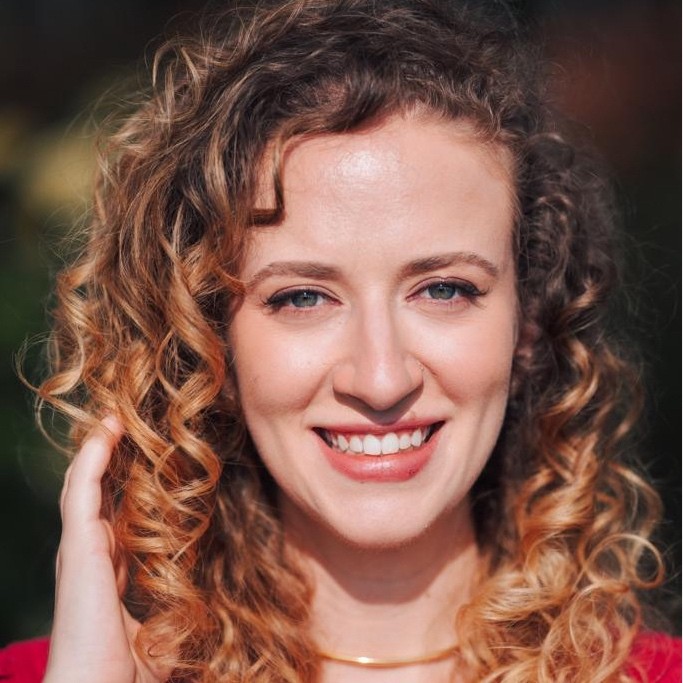 Retrato de Renata Oliva, fundadora e estrategista sênior da R.Brand