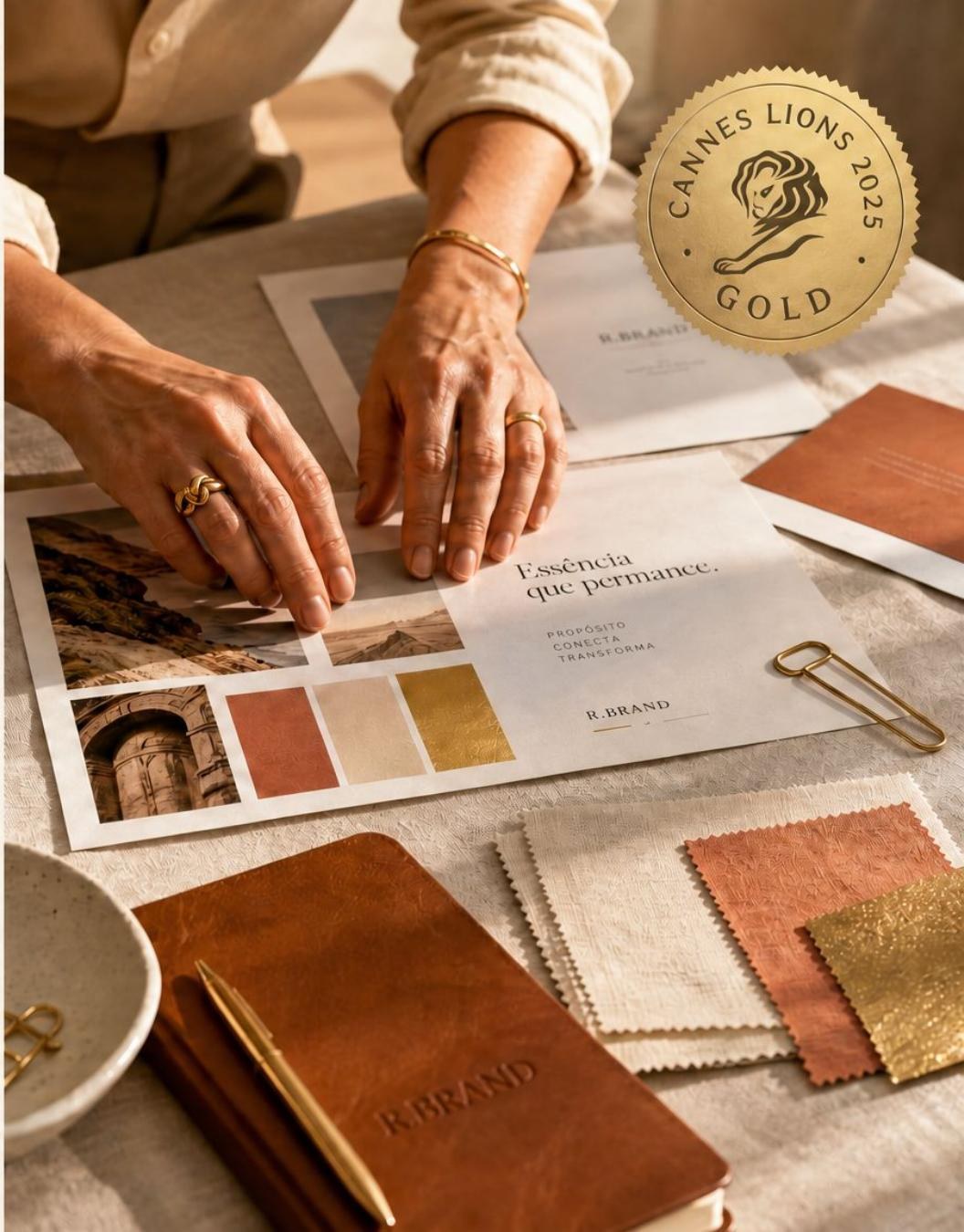 Mesa de trabalho da R.Brand com materiais de estratégia e identidade